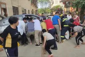 澄迈：男童被卷车底！10多名市民与消防员合力抬车救人图片