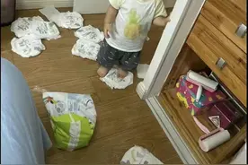 一岁的孩子能把车钥匙扔哪里？网友出招笑麻了图片