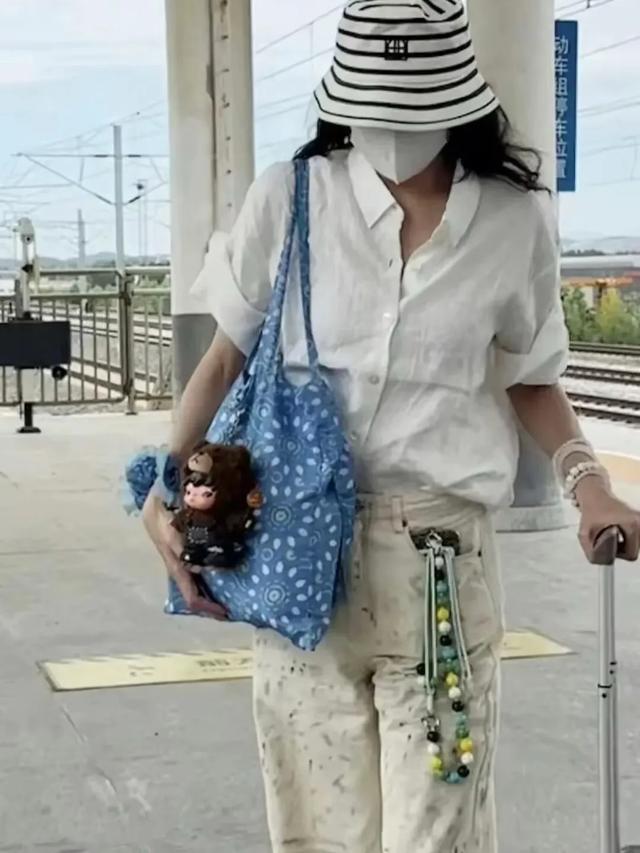 宋佳在平台晒回山东老家照片，裤子挺有个性 我以为裤子是发霉脏了
