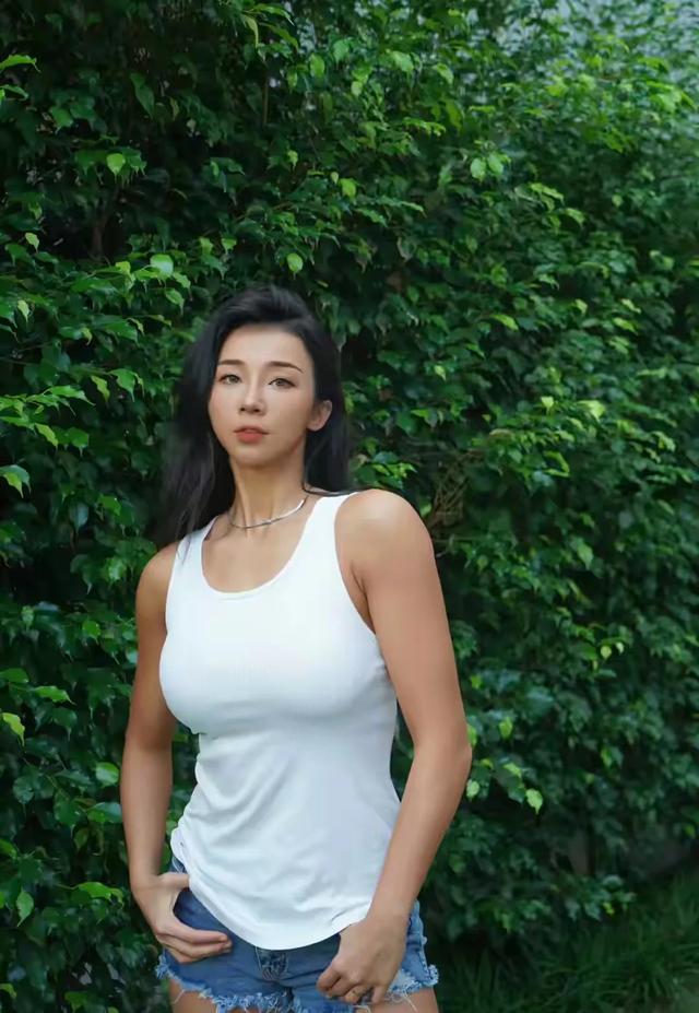“中国卡戴珊”张曼源，身材丰满性感，凹凸有致，展现不一样的美