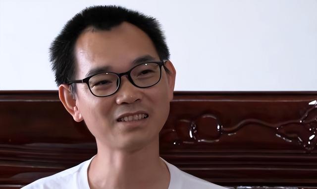41岁程序员住车里3年，早晚蹭深圳湾公厕洗漱，自称不是为了省钱