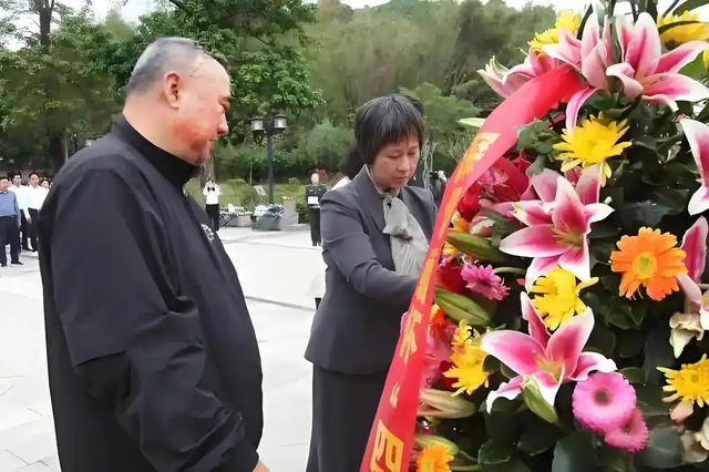 李鹏总理儿媳罕见留影，五官端正长相大气，爷爷功勋卓著比肩元帅