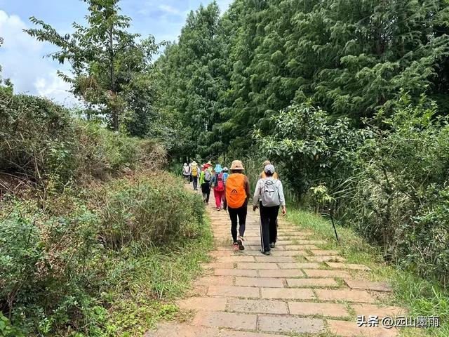 周末徒步，爬西山、走千步岩、过东风坝，我们在山水间快乐行走