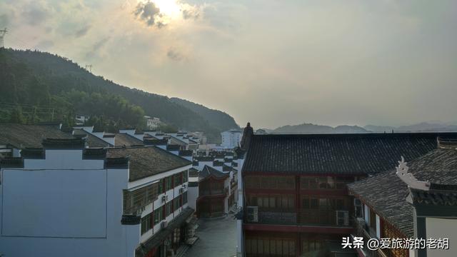 湖南被资江一分为二的县城，建县仅1000年，城内娱乐场所众多