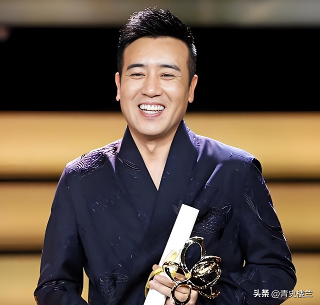 3岁丧父，吃姐姐奶水长大，成名后为8个哥姐买房，如今成全家骄傲