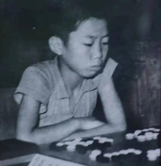 聂卫平告别仪式：大儿子手捧遗像	，3个子女都到齐，众人含泪悼念