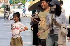 偶遇章子怡带儿女出游，全程在给孩子拍照好温柔，8岁醒醒像汪峰图片