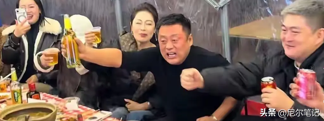 赵本山儿子请客吃砂锅，在暖棚里凑桌显寒酸，宋晓峰喝到鼻脸通红