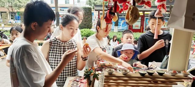 天水街头：天小仙文创店与美食摊位人气爆棚，城市文化魅力尽显