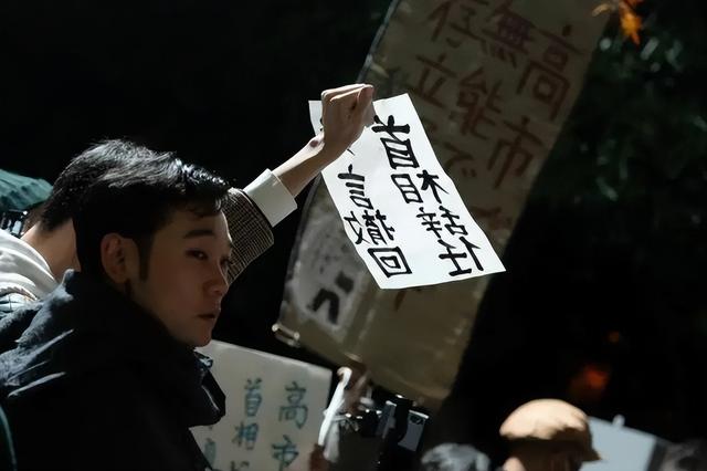 特朗普重拳敲打日方，驻日美军站队，中方警告，高市下台或倒计时