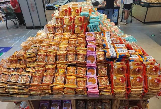 年轻人的第一刀对准了天价月饼