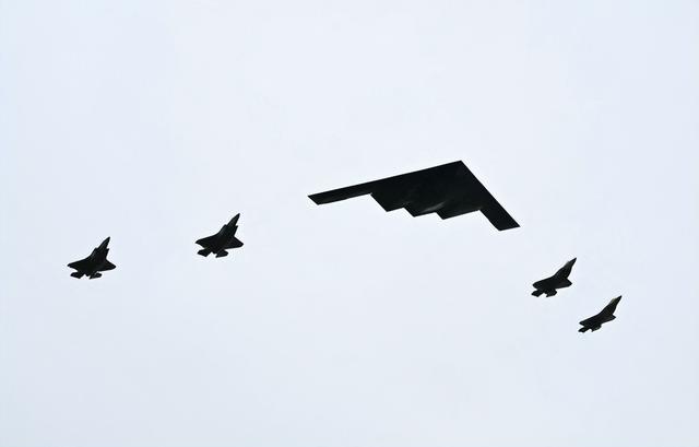 特朗普看完阅兵直播，下令8架战机飞过白宫，现场过一把阅兵瘾