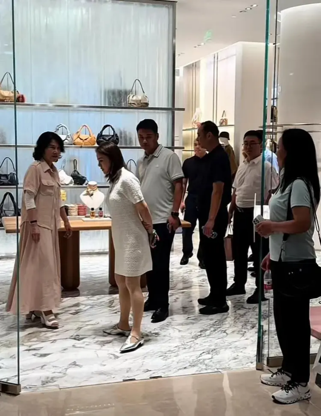 董明珠逛成都太古里，穿粉装大笑毫无架子，70多岁仍在拼事业