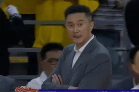 杜锋遭罚款5000，禁赛边缘危险，朱八应申诉，45号裁判必须严惩！图片