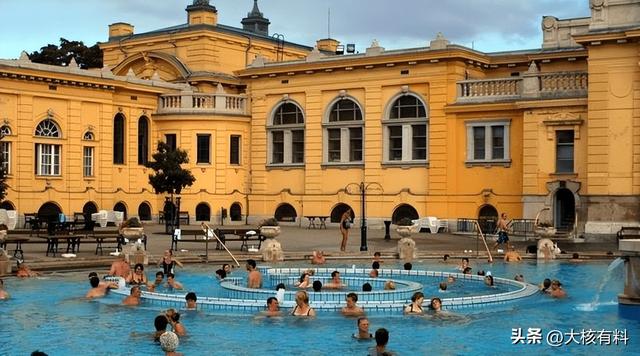 德国混浴温泉只为治病？要求一丝不挂男女混浴，男女共浴要花41欧