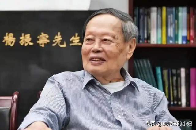 杨振宁追悼会现场！翁帆站首位神情悲伤，64岁老者曝杨老两个贡献