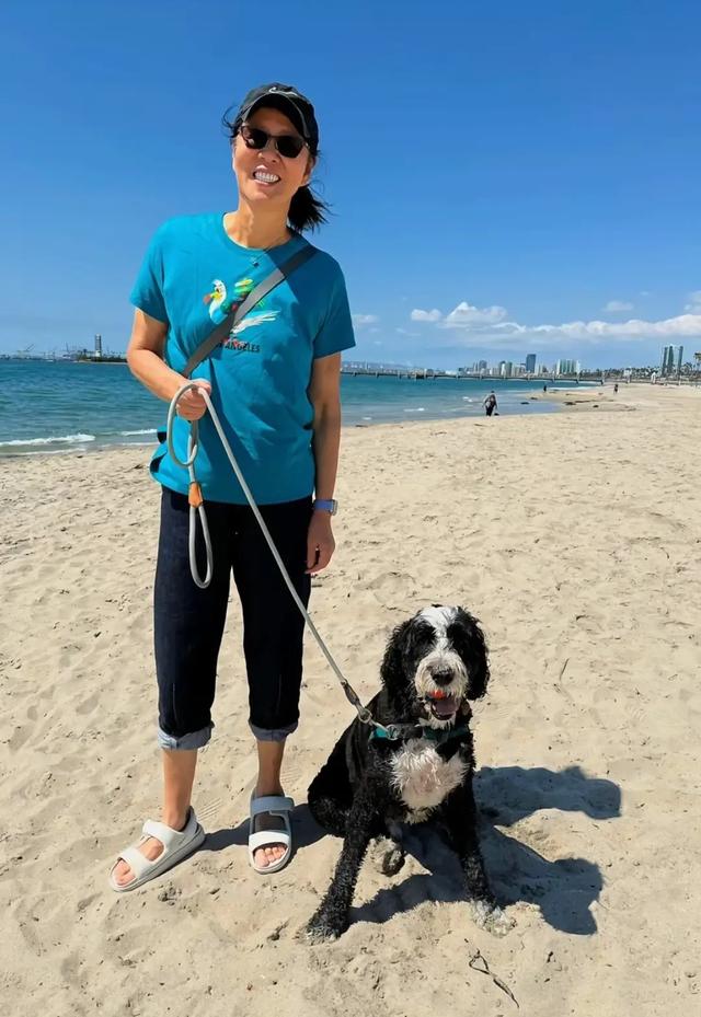 65岁郎平在美国定居，穿拖鞋，在海边遛狗，女儿打扮朴素很懂事