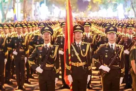 夜晚，一支解放军亮相越南街头，全场女生尖叫不断：老公，我爱你图片