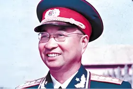 1955年大授衔，毛主席拿老蒋“调侃”陈赓，他却口无遮拦张嘴就来图片