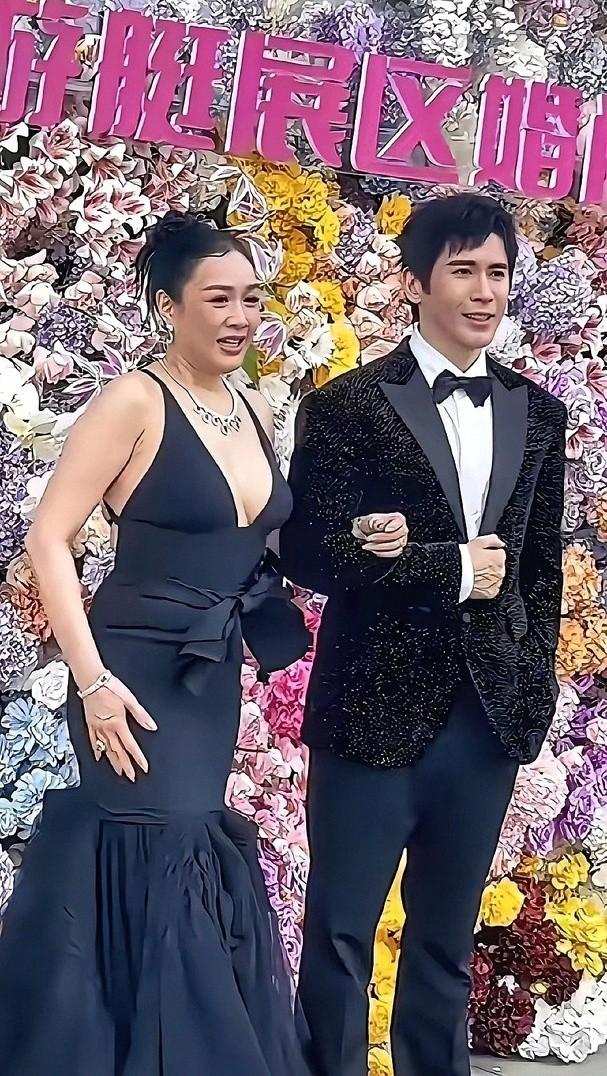 钟丽缇这身真憋屈，身材把裙子都快撑爆了，感觉快被裙子勒憋气了