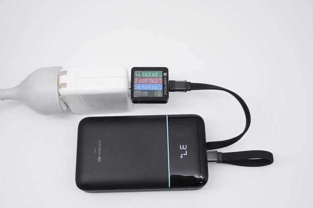 自带Lightning线，老苹果福音！酷态科CP24自带双线充电宝评测
