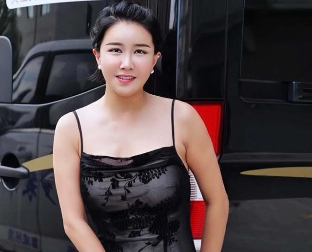 43岁艳星宣布怀孕，嫁给山东小伙结婚生子，网友争议背后藏着什么