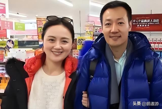 辛柏青消失五个月现身一个举动败坏好感，身边长发美女引人热议