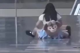 武汉“震地姐”撒娇打滚前因后果来了，旁边粉衣男子身份曝光图片