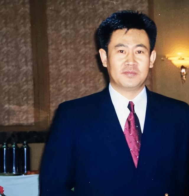 退休6个月还没享福就去世，一辈子无儿无女，他比罗京更令人惋惜