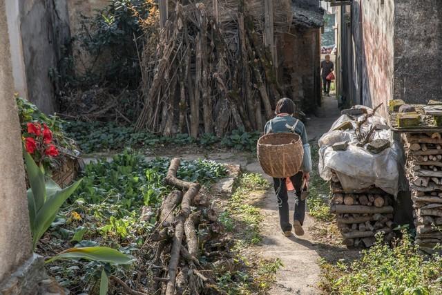 99年网吧通宵，邻座的女孩靠我肩上睡着了，呼吸都喷在我脖子上