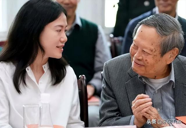 翁帆也没想到	，丈夫杨振宁去世后，竟因生前一个举动再次口碑暴涨