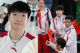 孙颖莎终于回国了！满脸疲惫，无数粉丝接机，邱贻可全程保护图片