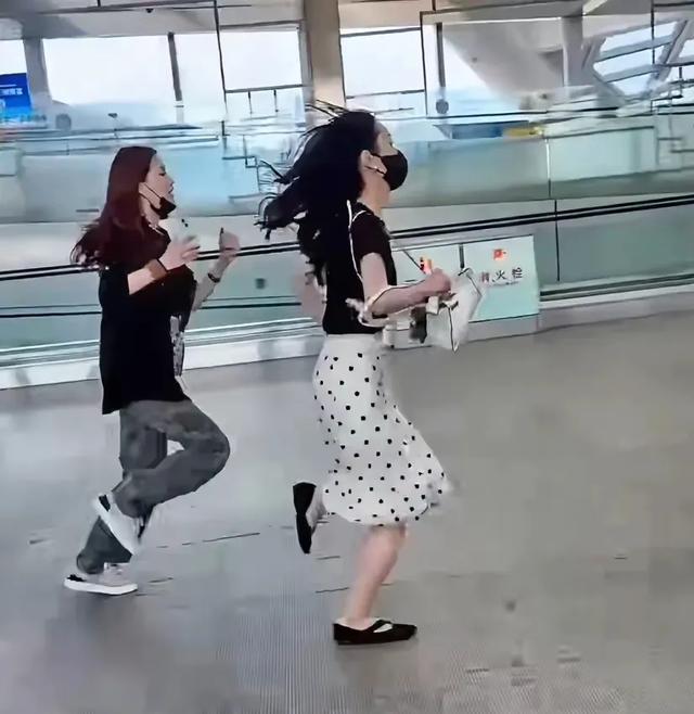 机场偶遇宋轶飞奔，莫不是要错过飞机了？第一次见美女跑这么快