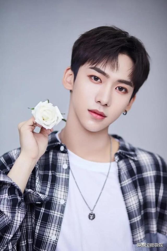 炸裂！26岁男星自曝被“变态控制”6年，女富婆让他结扎，太委屈