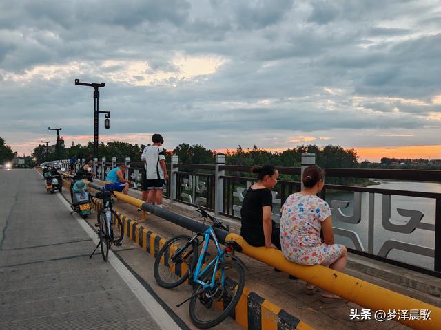 云梦：府河大堤好纳凉 城市绿廊变身"天然空调房"