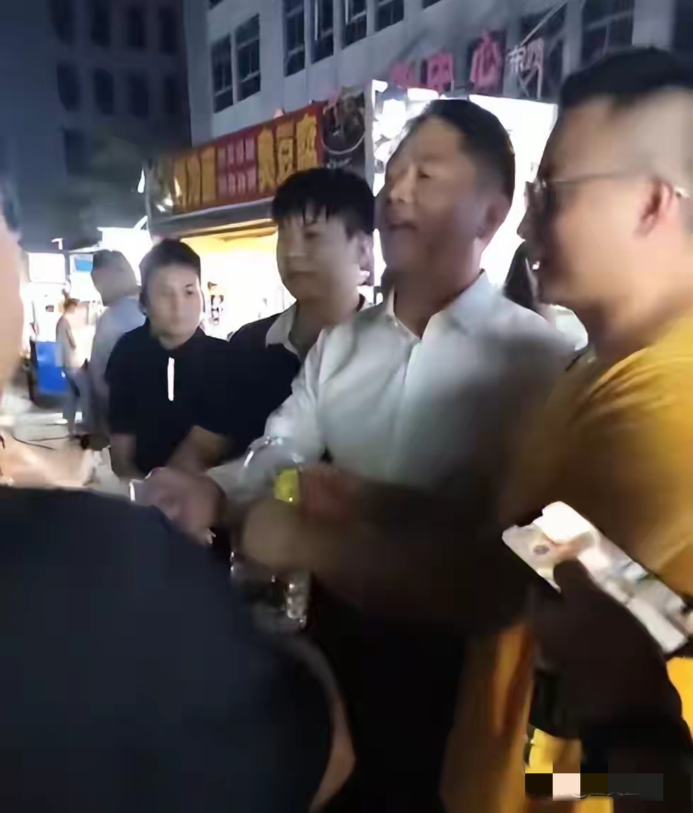 刘强东凌晨现身老家夜市 塑料碗喝酒(接地气到让人忘了他是身价百亿的老板) 刘强东凌晨现身老家夜市 塑料碗喝酒(接地气到让人忘了他是身价百亿的老板)