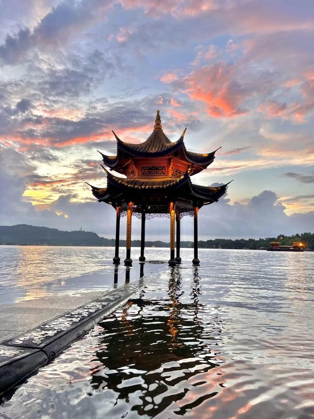 “为什么浙江的景点如此繁多？‘金山银山’背后隐藏的旅游秘密”