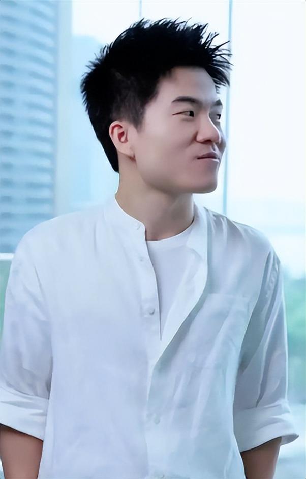 俞敏洪没想到，董宇辉受邀九三阅兵半月多，再因一个举动口碑暴涨