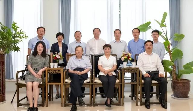 103岁杨振宁因病逝世！最后露面曝光，3年前曾因摔倒导致脊椎骨裂