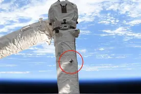 神舟十七再次出舱，8小时修好空间站：陨石雨来袭，太阳翼被打穿图片