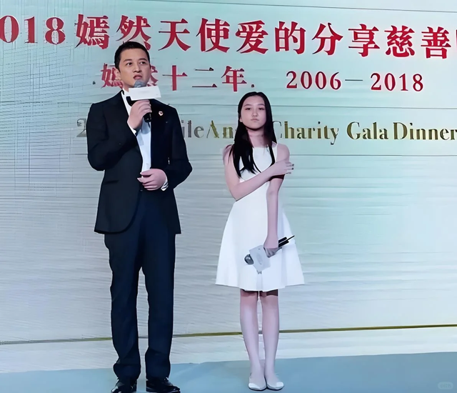 19岁李嫣跟老爸聚餐！手不离烟动作熟练，170cm身材干瘪太像王菲