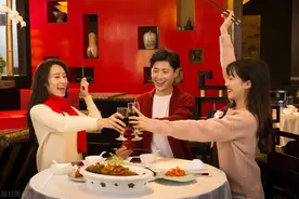 离职前，同事让你请大家吃散伙饭，别说“我不请”，高情商这样说图片