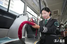 襄阳公交推出“暖冬”车厢图片