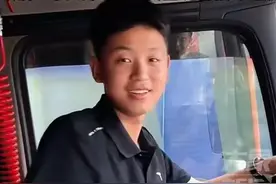 男生高考后陪父亲跑车2个月，网友：养儿如此，人生足矣！图片
