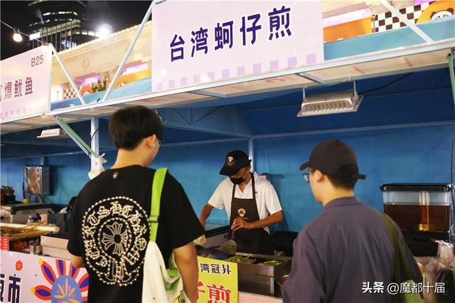 上海书展首设“夜市”，点亮书香与烟火气的夏夜