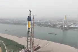 世界最大跨度公路斜拉桥——观音寺长江大桥主塔封顶图片
