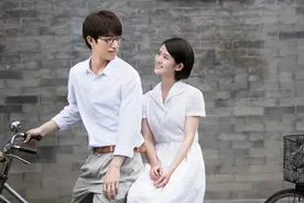 我是吃你娘的奶长大的，她说你该娶媳妇了我就嫁给你呗！图片