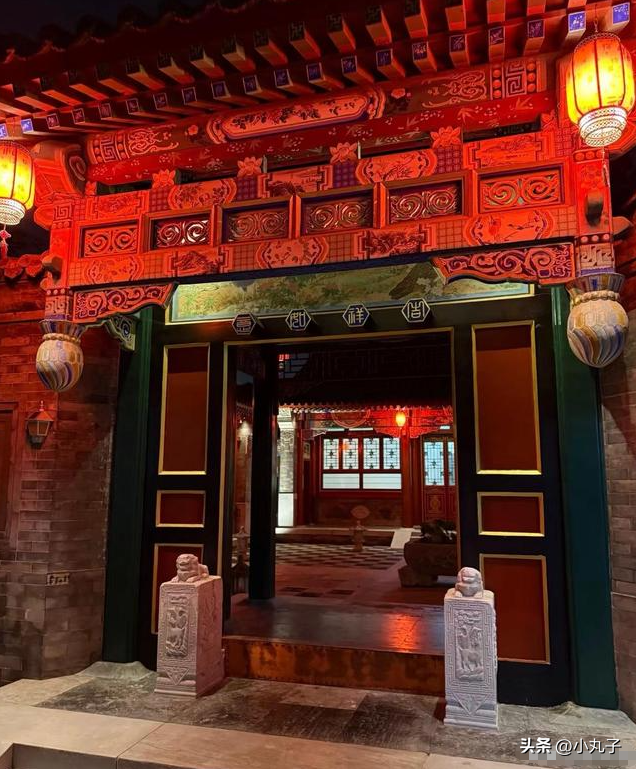王诗龄深夜穿旗袍，在北京四合院拍照，网友：好恐怖！