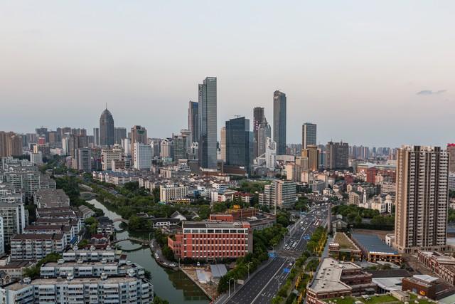 无锡市GDP2300亿美元，匈牙利GDP2400亿，人均GDP呢?