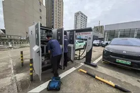 台风“摩羯”来袭，他冲进台风眼里救人图片